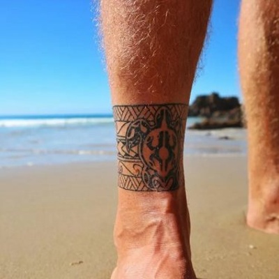  Tatouage maori, polynésien de petite taille en bandeau sur la cheville